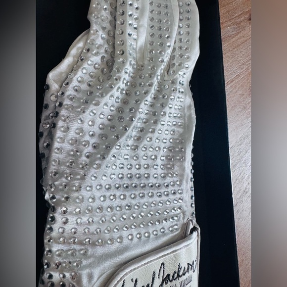 Michael Jackson One Cirque Du Soleil Rhinestone Light up Glove Collectors Item - Picture 4 of 6